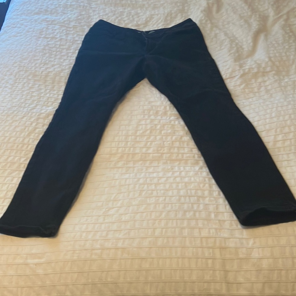 Black Old Navy Mid-rise Rockstar Super Skinny jeans. Size 4.